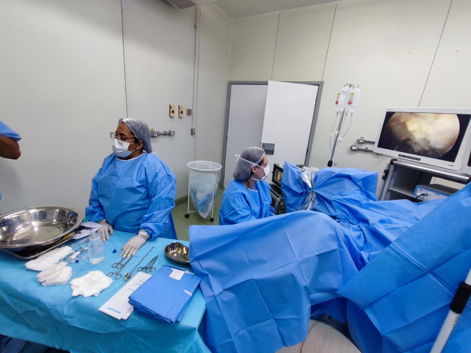 Equipe cirúrgica da Dra. Rachel Barbedo durante procedimento de cirurgia robótica